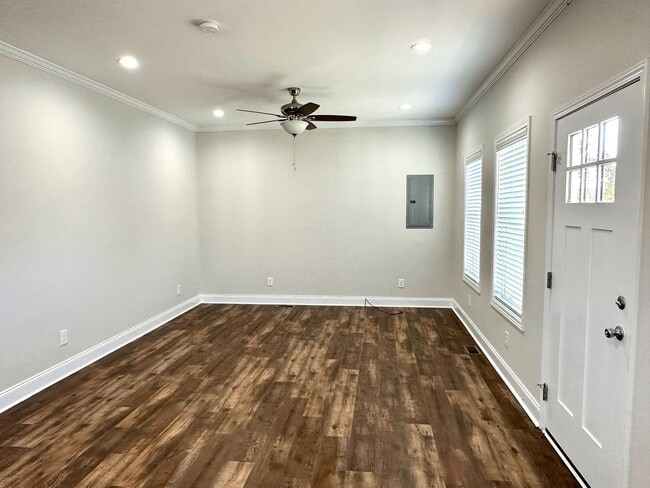 Building Photo - Beautifully renovated 2-bed/1-bath near Johnson City Country Club, Only $1550 per month