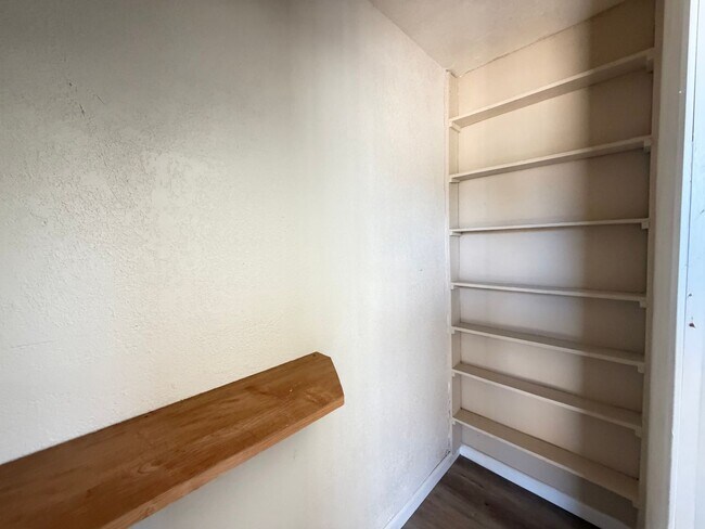 Foto del edificio - 2 bedroom with outside shed and carport.
