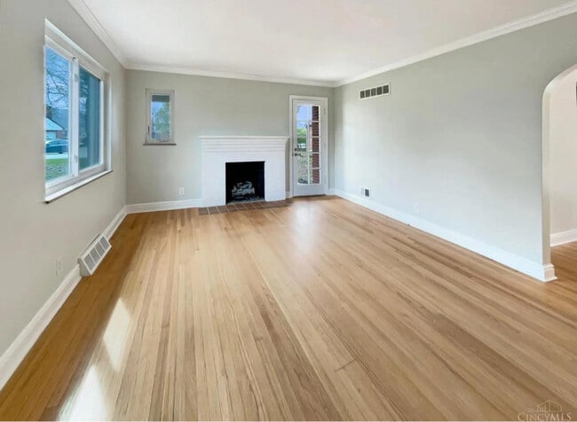 Foto del edificio - 7046 Beechmont Ave