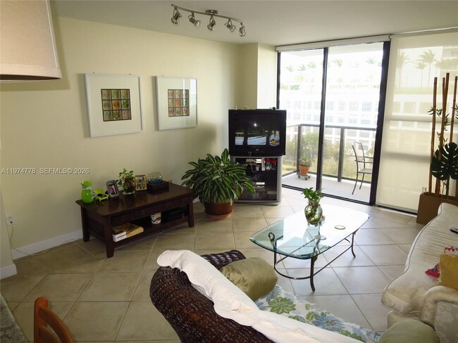 Foto del edificio - 600 NE 36th St