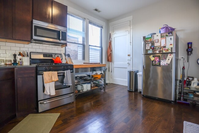 Photo - 2341 W Charleston St (Chicago, IL) Apartment