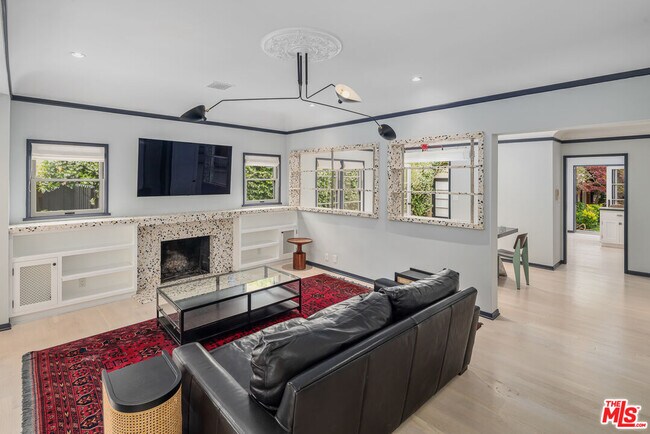 Foto del edificio - 381 Huntley Dr