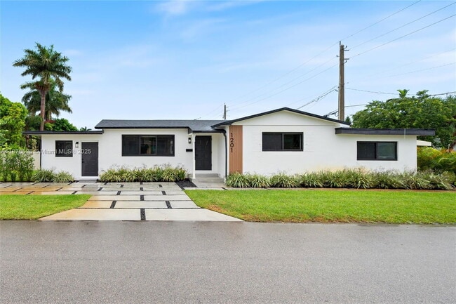 Photo - 1201 N 16th Ave House