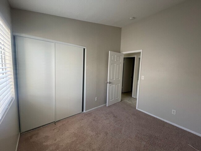 Building Photo - 3 bedrooms and 2 bathroom home! come see t...