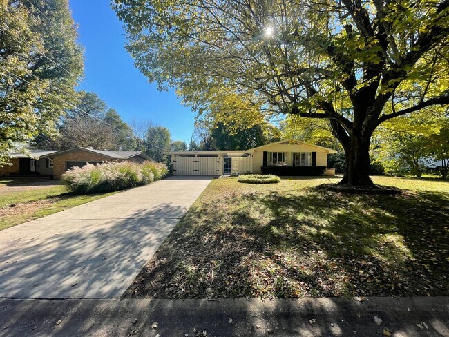 Foto del edificio - Beautiful 3 bedroom 2 bath home located in Southern Hills Subdivision