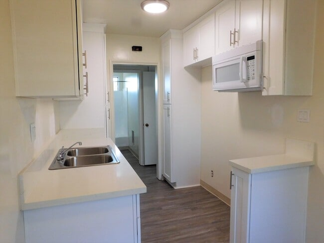 Foto del edificio - 5637 Strohm Ave