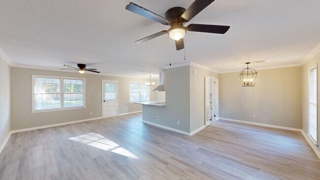 Building Photo - 4 Bed/2 Bath in Daniel Pratt School District