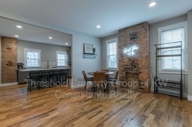 Building Photo - 65 E 7th Ave