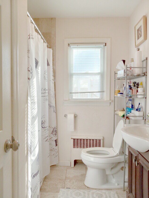 39 N Vivyen St Unit 1, Bergenfield, NJ 07621 Apartments in