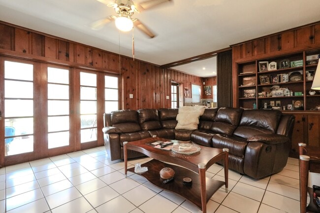 Foto del edificio - 4615 University Oaks Blvd