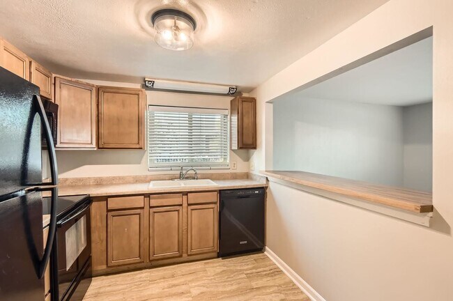 Building Photo - 2-Bed Retreat in Englewood – Rent includes heating, water, and trash