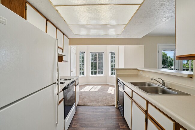 Kitchen - Sterling Pointe Apartments