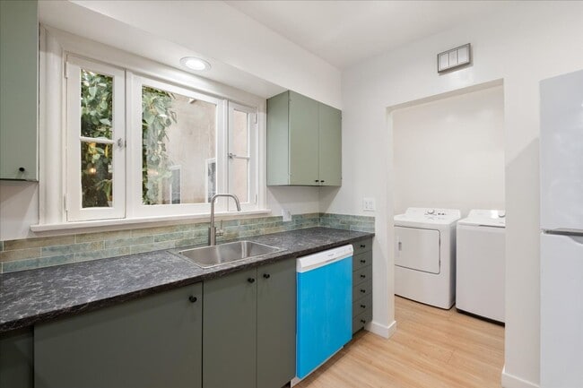Building Photo - Emmet Terrace Triplex