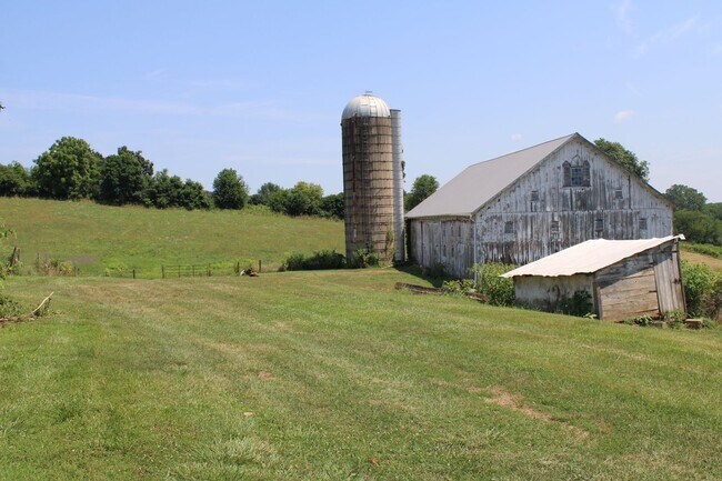 Foto del edificio - Classic Farmhouse with Country Appeal