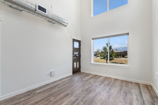 Building Photo - 2 bedroom, 2 bath townhome, close to downtown Whitefish!