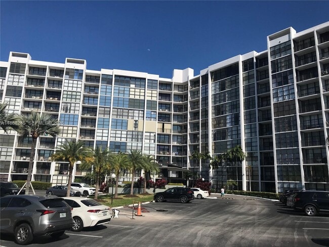 Building Photo - 1000 Parkview Dr