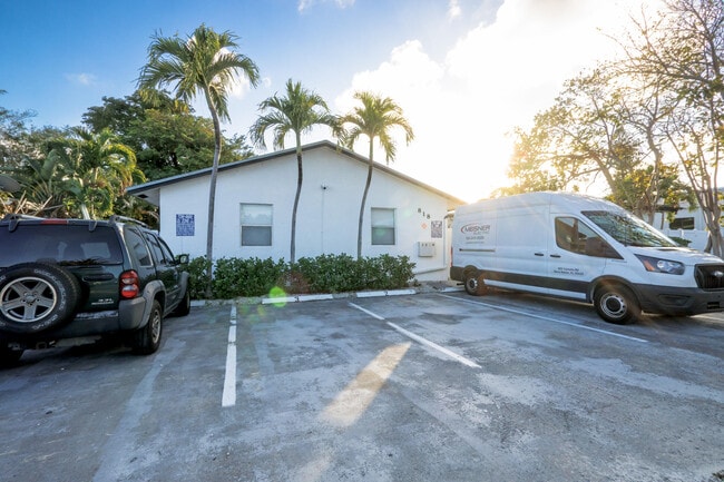 Building Photo - 818 NE 14th Pl