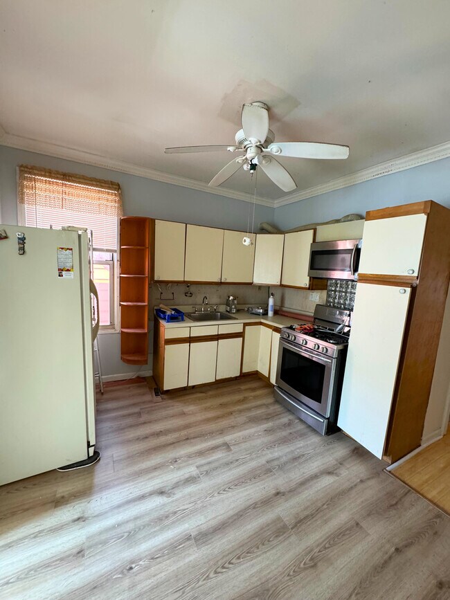 Kitchen - 761 Kennedy Blvd