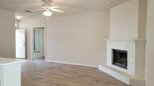 Building Photo - Adorable 3/2/2 Available May 1st!!