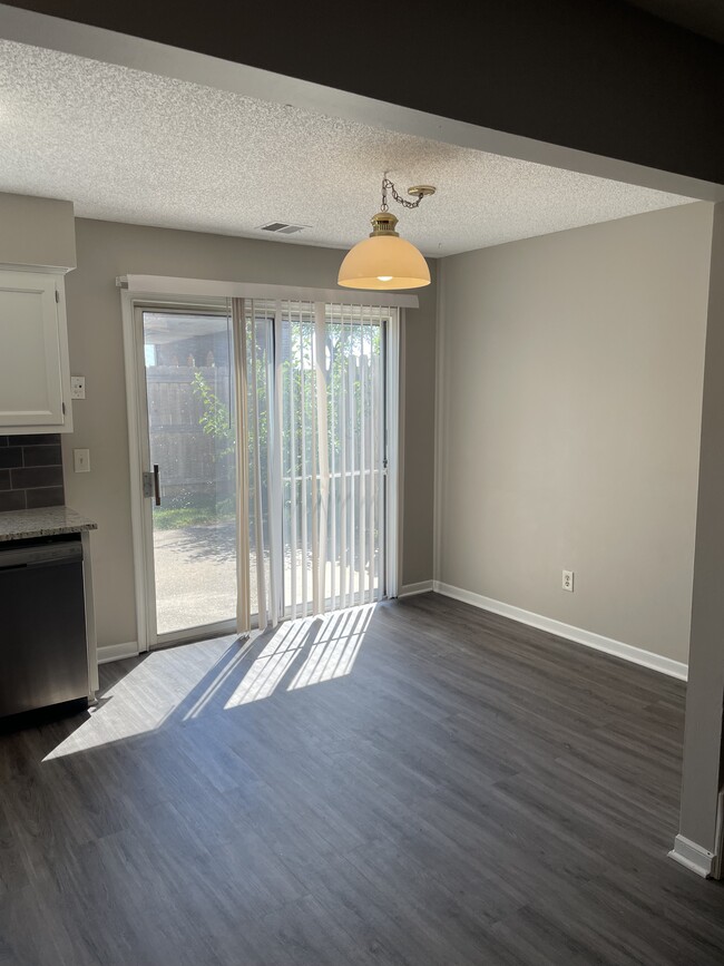 Foto del edificio - 5617-5623 NW 66th Terrace