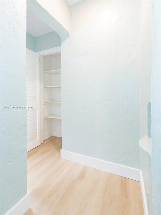 Foto del edificio - 7635 Dickens Ave