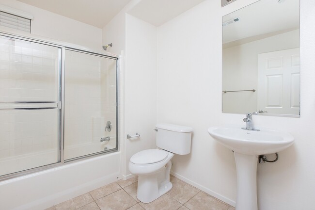 Building Photo - ***LIGHT & BRIGHT END UNIT PARK LIKE SETTI...