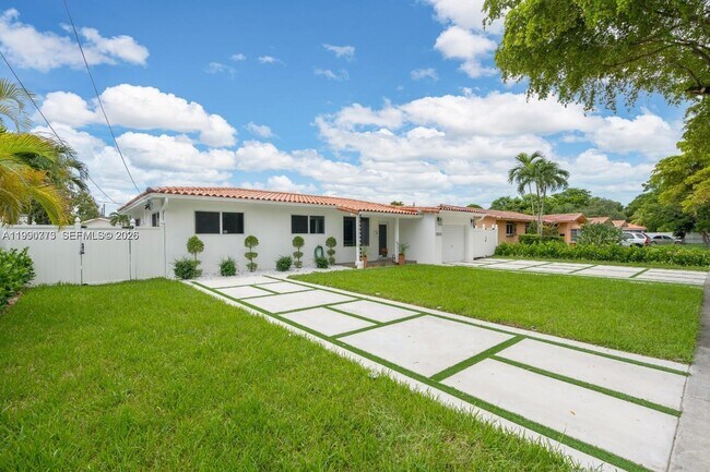 Foto del edificio - 1040 N Royal Poinciana Blvd