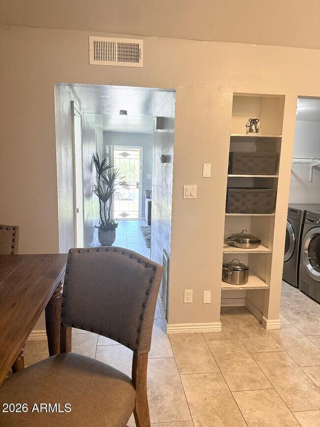 Foto del edificio - 1115 E Fremont Dr