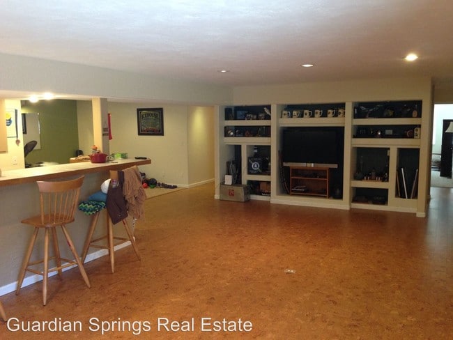 Building Photo - 215 Pinewood Loop