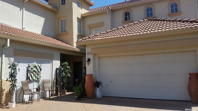 Building Photo - 9041 Running Wolf Way