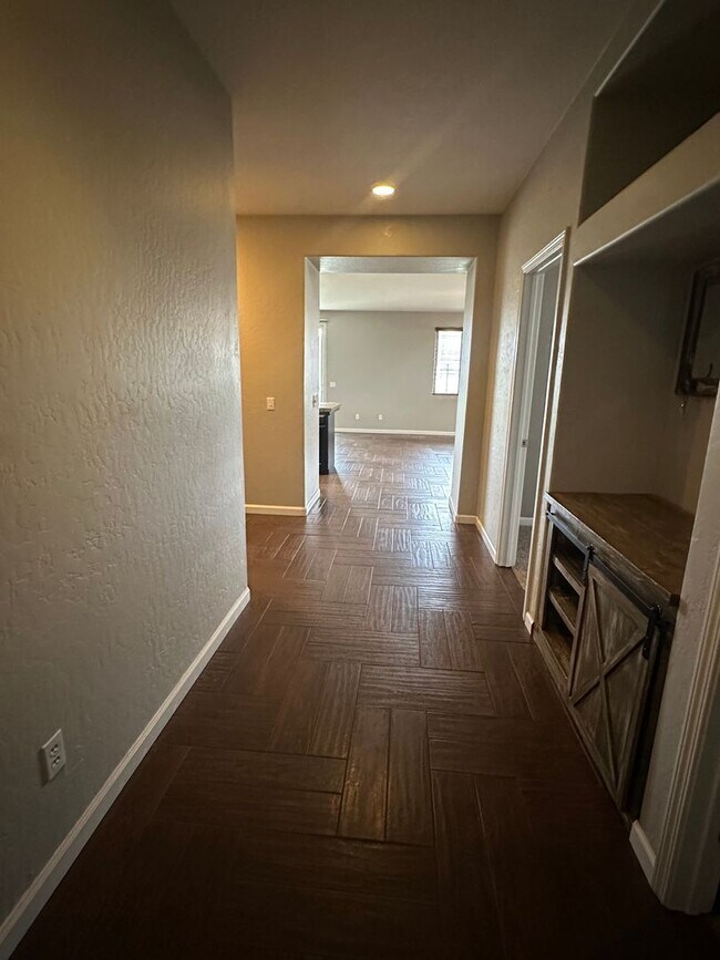 Foto del edificio - 4 bedroom 2 bathroom with a pool