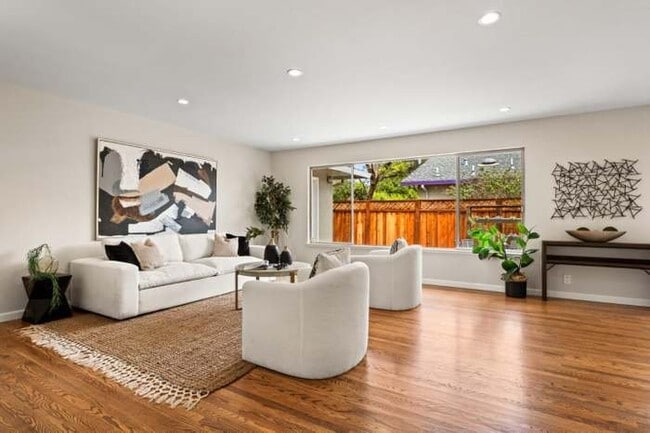 Foto del edificio - 689 Bayport Ave