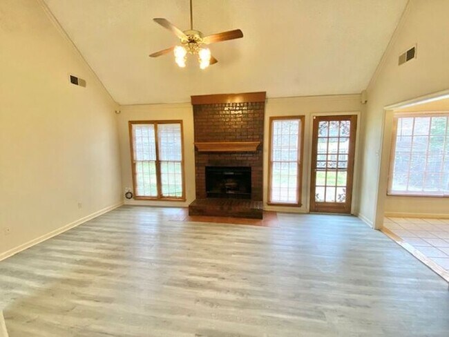 Building Photo - 3 bedroom/2bath 38125