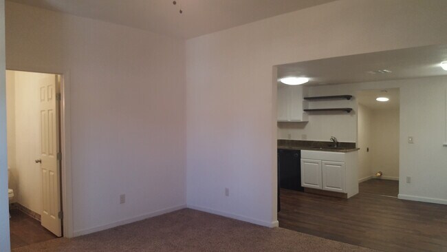 Foto del edificio - 908 E Main St