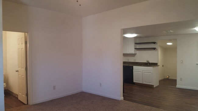 Building Photo - 908 E Main St