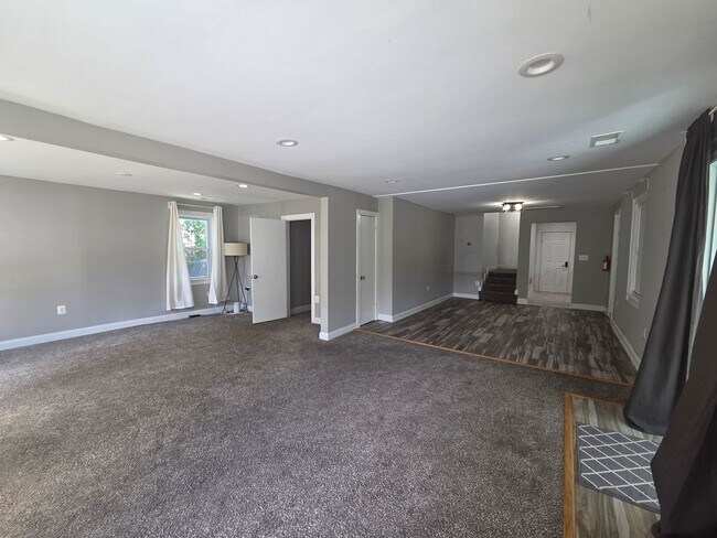 Building Photo - Spacious 4 BR/2 BA Single-Family Home in C...