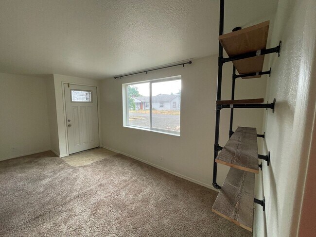 Building Photo - West Roseburg 2 Bedroom house