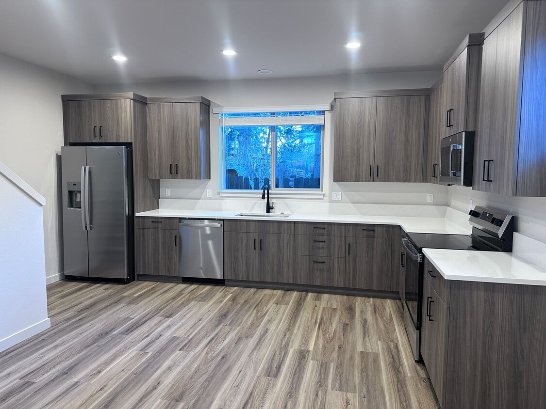Foto principal - BRAND NEW 2 Bedroom - Available 5/1