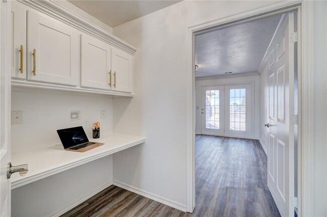 Building Photo - Absolutely Adorable, 2 bed, 2 bath, 2 car + study