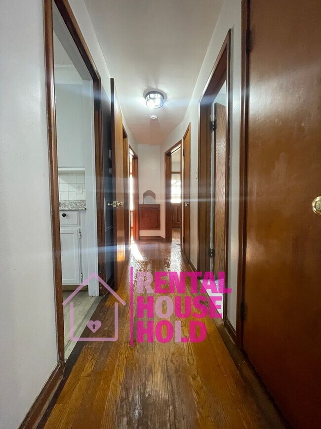 Building Photo - ~ 3 BEDROOM 1 BATH BUNGALOW SECURTIY DEPOSIT SPECIAL ~$500