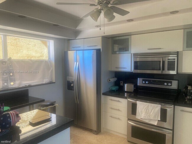 Building Photo - 2 br, 2.5 bath House - 4000 NE 168th St Ap...