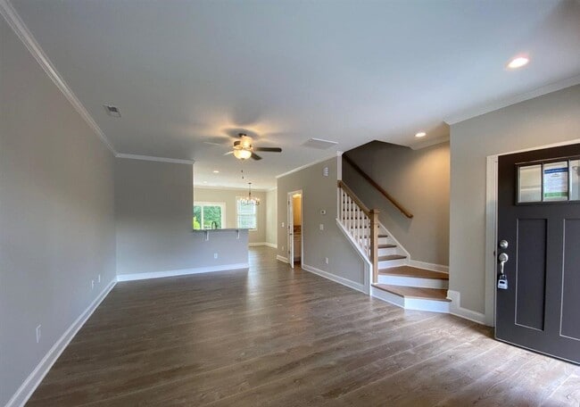 Building Photo - Beautiful 3 Bedroom 3.5 Bathroom 3 Story T...