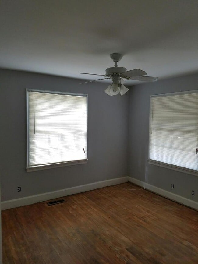 Building Photo - Newly renovated home