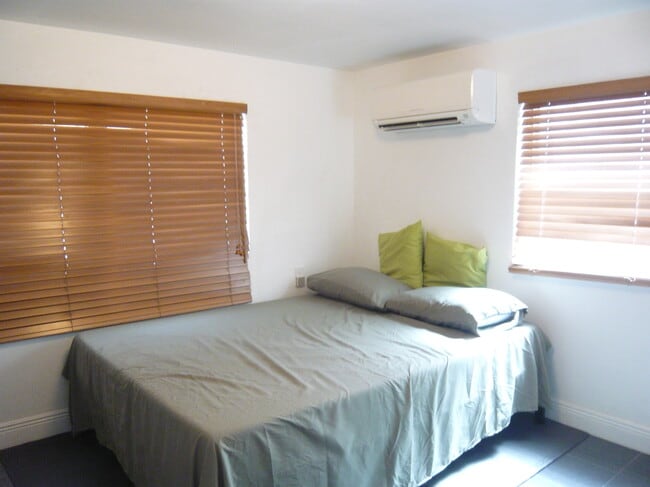 Bedroom with Queen size bed - 1001 NE 88th St