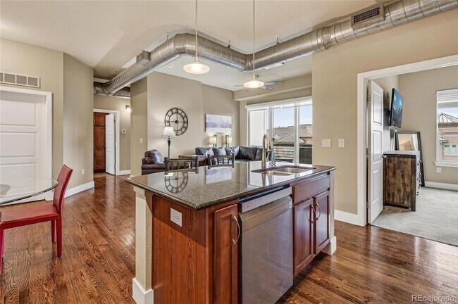 Foto del edificio - 10111 Inverness Main St