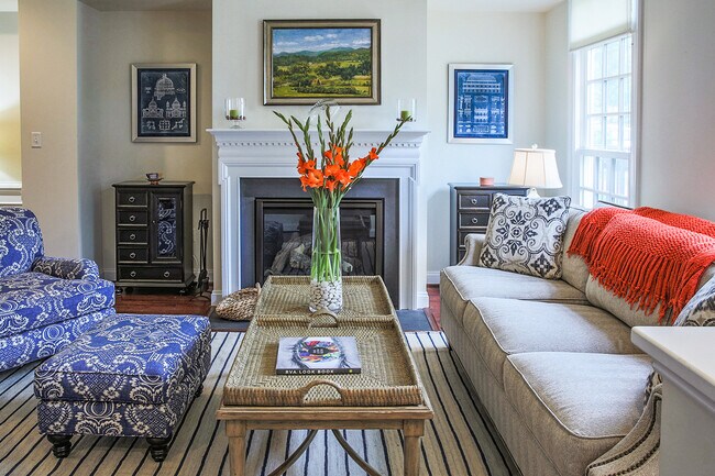 Sala de estar con chimenea - 1114 Hyde Ln