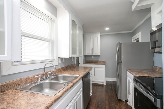 Building Photo - 1111 Westchester Dr