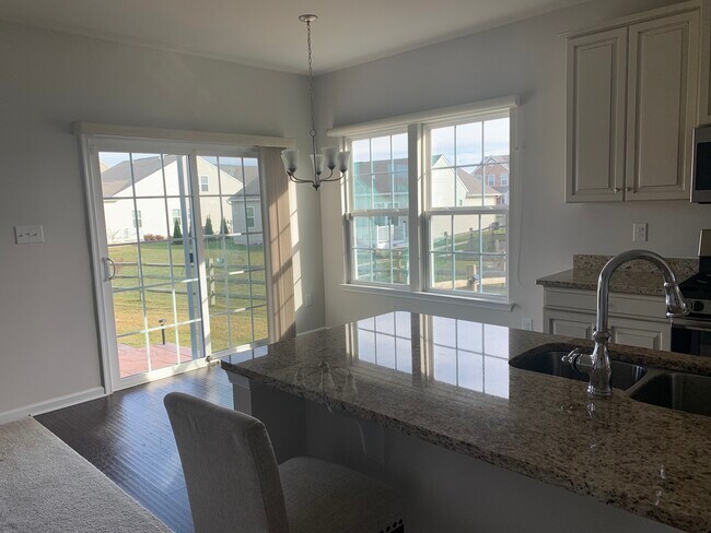 Foto del edificio - 127 Shady Creek Ln