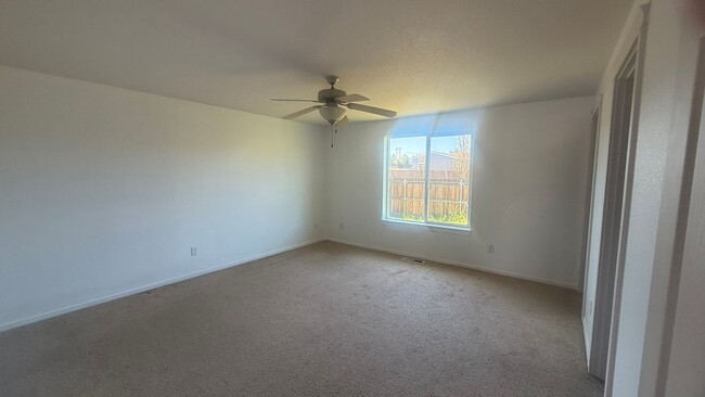 Building Photo - Madras Home in Strawberry Heights For Rent
