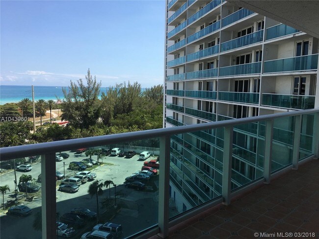 Foto del edificio - 100 Bayview Dr